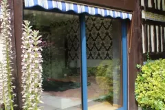 porte-fenetre-bleue-store-ferme