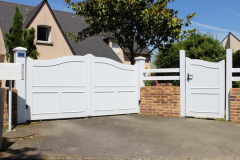 Portail en PVC avec motorisation et un portillon.

Le portail est en forme de chapeau de gendarme.