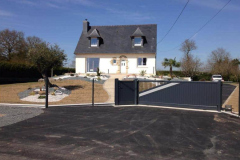 Portail 
réalisé par Alu Bertron Menuiserie Fermetures Chartres de Bretagne 
 à Mernel