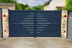 Portail 
réalisé par Alu Bertron Menuiserie Fermetures Chartres de Bretagne 
 à Messac