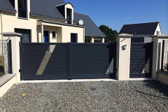 Portail 2 vantaux Charuel. Lames horizontales 120 mm. Couleur gris anthracite Ral 7016 et tôle inox perforée. Motorisation Cardin.  Portillon Charuel. Lames horizontales 120 mm.  Couleur gris anthracite Ral 7016. Tôle inox perforée. Gâche électrique. 
réalisé par Alu Bertron Menuiserie Fermetures Chartres de Bretagne 
 à Betton