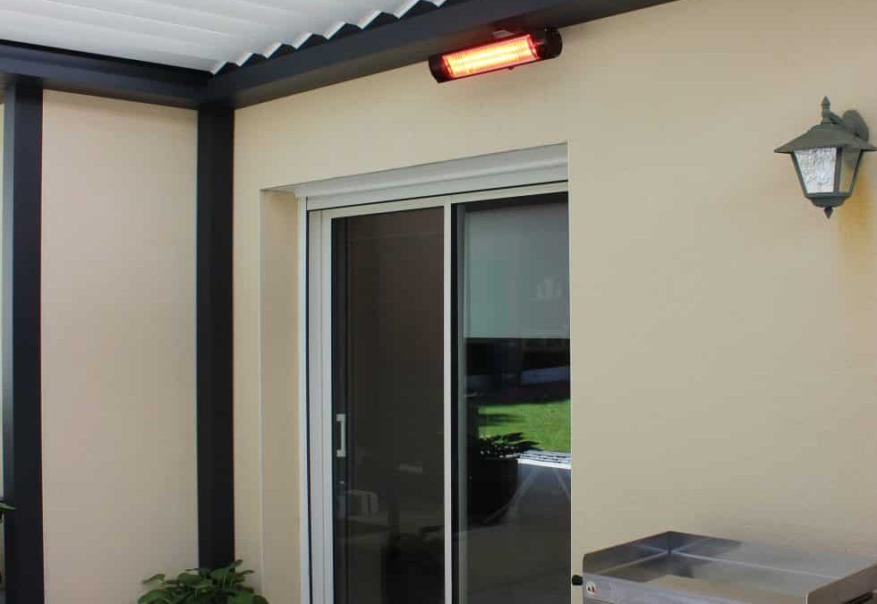 Pergola grise à lames orientables