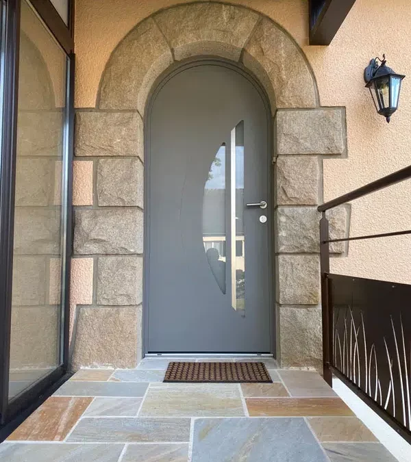 Porte d’entrée à Chartres-de-Bretagne : alliez sécurité, esthétique et performances