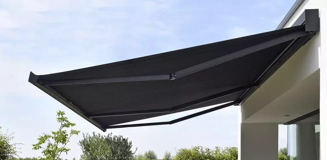 Stores bannes Brustor : l’alliance de la qualité et du confort avec Alu Bertron