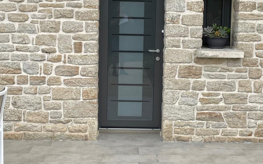 Choisir sa porte d’entrée : guide complet pour faire le bon choix