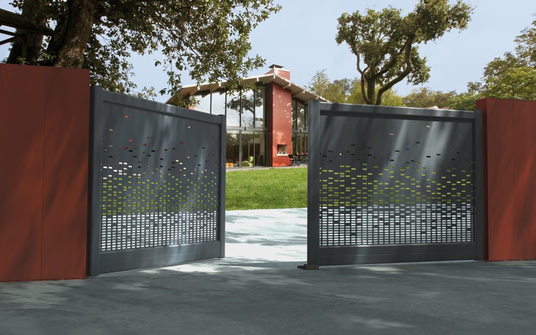 Portail battant Charuel : l’alliance entre design, robustesse et fabrication française