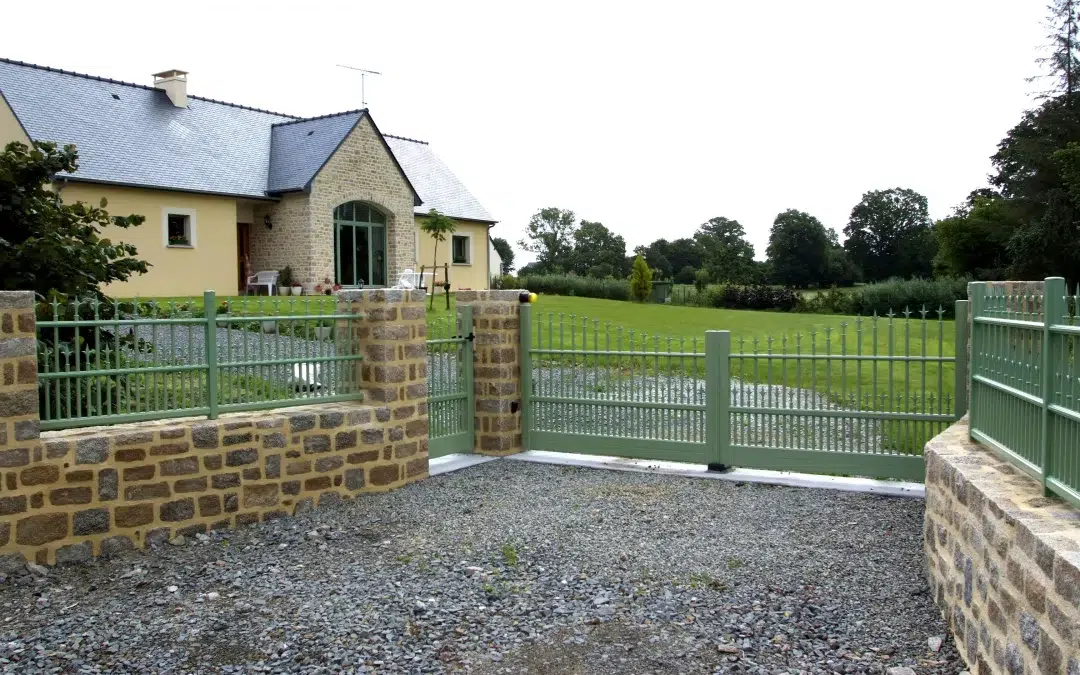 Portail PVC ou aluminium : comment choisir le matériau idéal pour votre portail ?