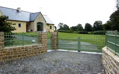 Portail PVC ou aluminium : comment choisir le matériau idéal pour votre portail ?